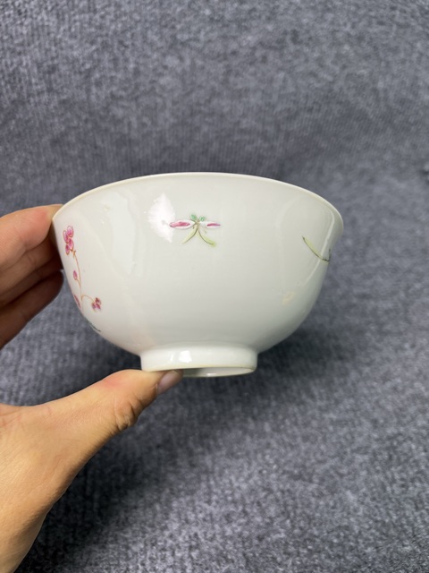 古玩陶瓷粉彩花卉紋碗真品鑒賞圖