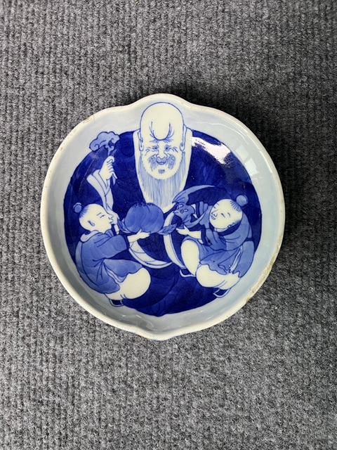 古玩陶瓷青花壽星紋壽桃型三足筆洗真品鑒賞圖