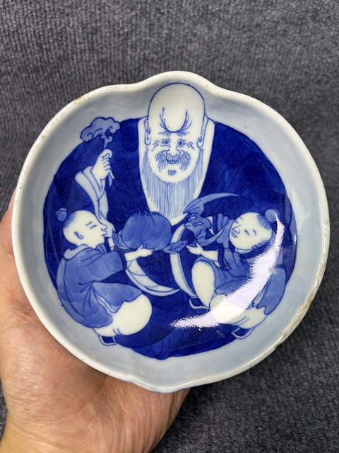 古玩陶瓷青花壽星紋壽桃型三足筆洗真品鑒賞圖