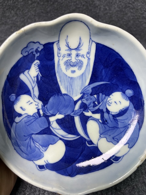古玩陶瓷青花壽星紋壽桃型三足筆洗真品鑒賞圖