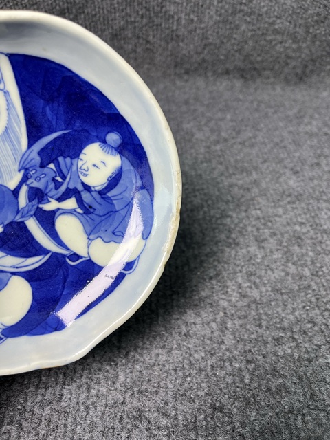 古玩陶瓷青花壽星紋壽桃型三足筆洗真品鑒賞圖
