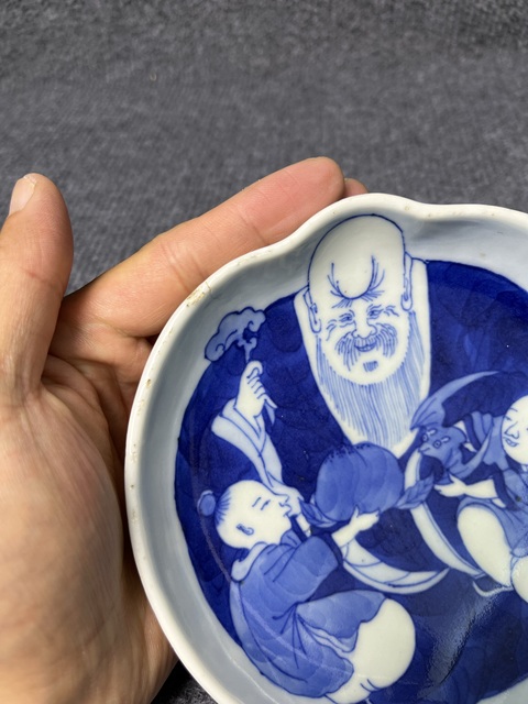古玩陶瓷青花壽星紋壽桃型三足筆洗真品鑒賞圖
