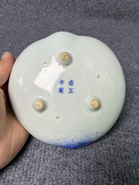 古玩陶瓷青花壽星紋壽桃型三足筆洗真品鑒賞圖
