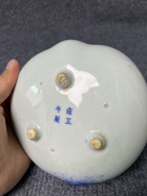 古玩陶瓷青花壽星紋壽桃型三足筆洗真品鑒賞圖