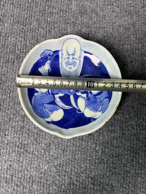 古玩陶瓷青花壽星紋壽桃型三足筆洗真品鑒賞圖