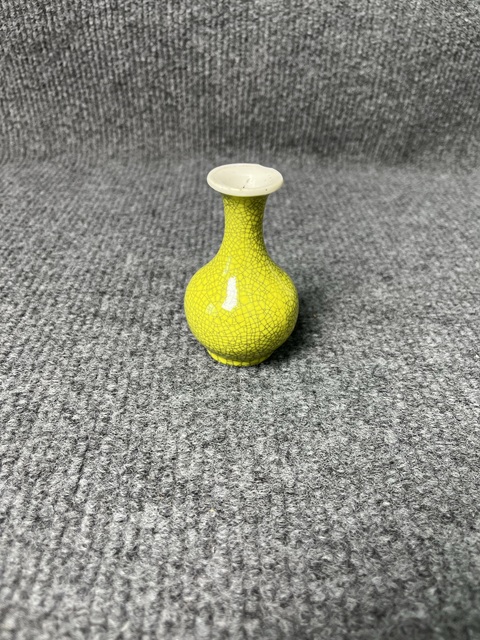 古玩陶瓷黃釉小賞瓶真品鑒賞圖