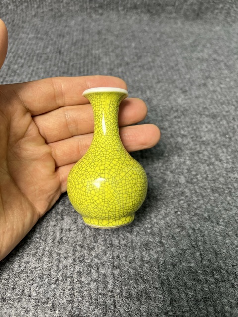 古玩陶瓷黃釉小賞瓶真品鑒賞圖