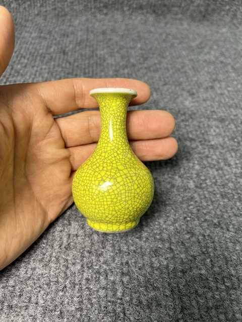 古玩陶瓷黃釉小賞瓶真品鑒賞圖
