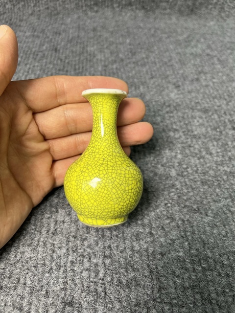 古玩陶瓷黃釉小賞瓶真品鑒賞圖