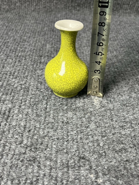 古玩陶瓷黃釉小賞瓶真品鑒賞圖