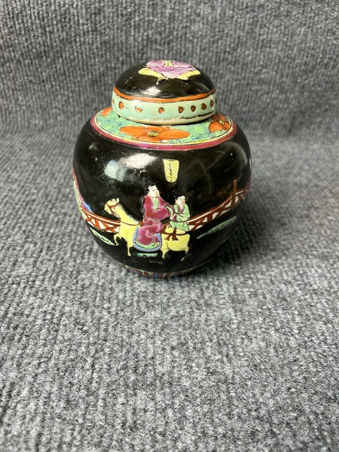 古玩陶瓷墨地粉彩西廂記人物故事紋蓋罐真品鑒賞圖