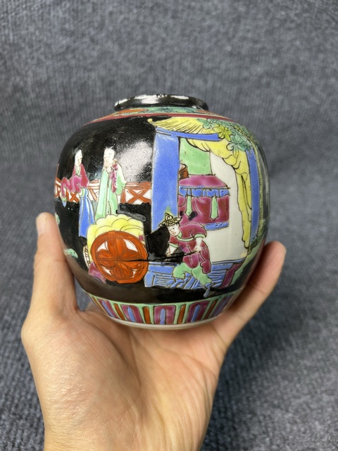 古玩陶瓷墨地粉彩西廂記人物故事紋蓋罐真品鑒賞圖