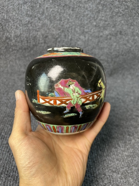 古玩陶瓷墨地粉彩西廂記人物故事紋蓋罐真品鑒賞圖