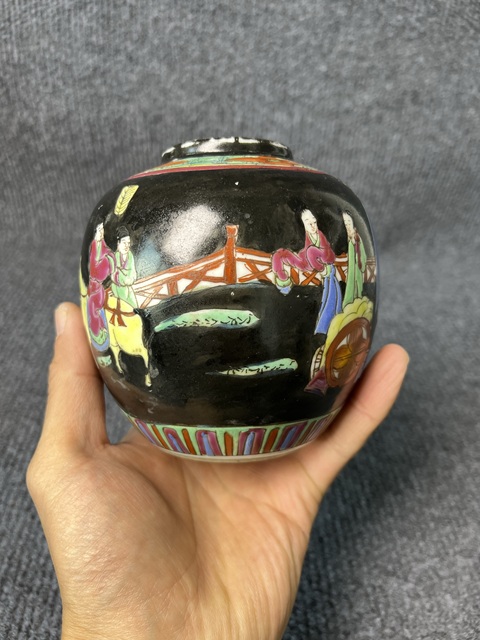 古玩陶瓷墨地粉彩西廂記人物故事紋蓋罐真品鑒賞圖