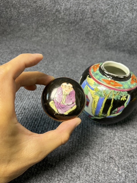 古玩陶瓷墨地粉彩西廂記人物故事紋蓋罐真品鑒賞圖