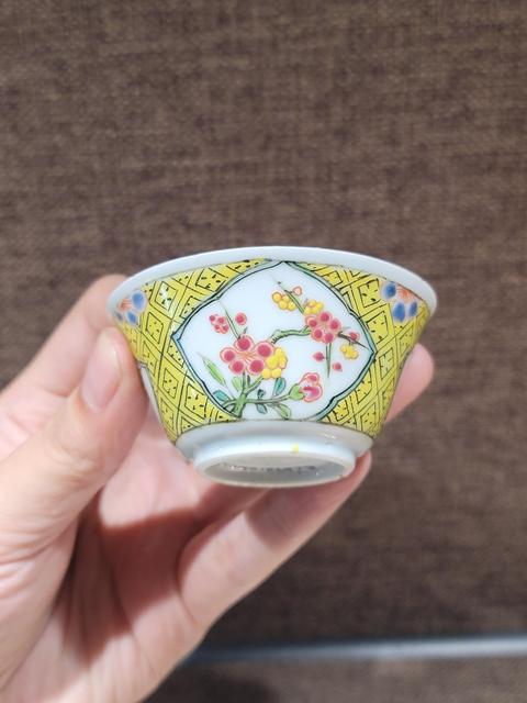 古玩陶瓷粉彩花卉紋杯碟真品鑒賞圖