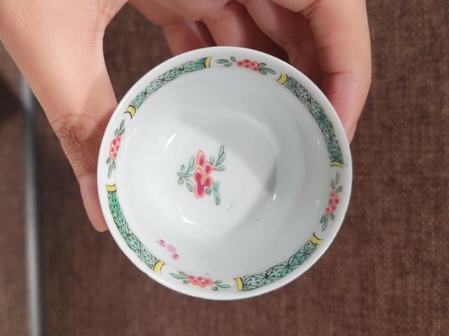 古玩陶瓷粉彩花卉紋杯碟真品鑒賞圖