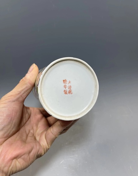古玩陶瓷百花不落地粉彩執(zhí)杯真品鑒賞圖
