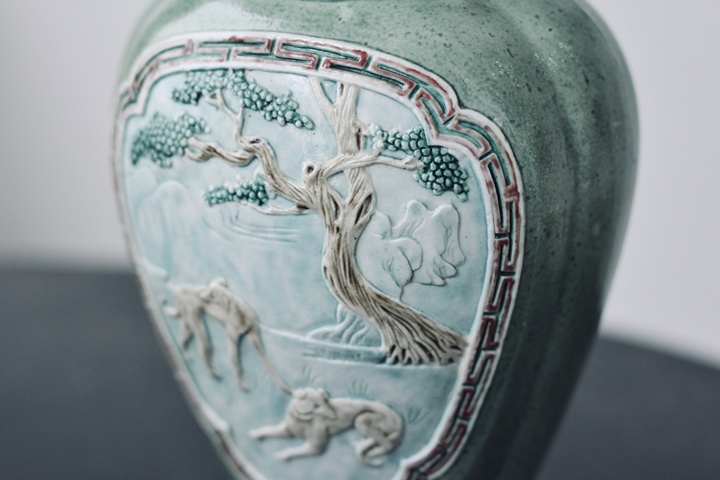 古玩陶瓷綠地淺浮雕細犬圖海棠口瓶真品鑒賞圖