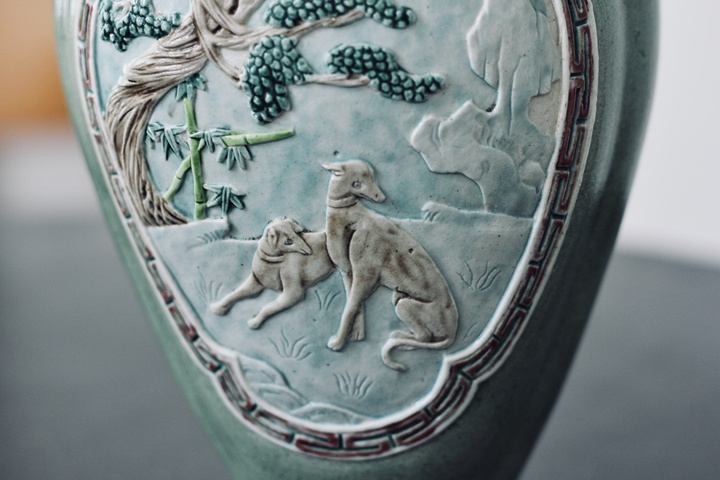 古玩陶瓷綠地淺浮雕細犬圖海棠口瓶真品鑒賞圖