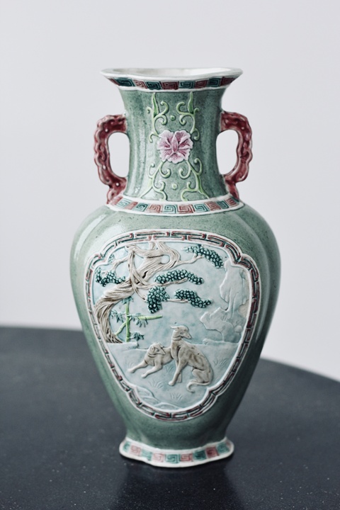 古玩陶瓷綠地淺浮雕細犬圖海棠口瓶真品鑒賞圖