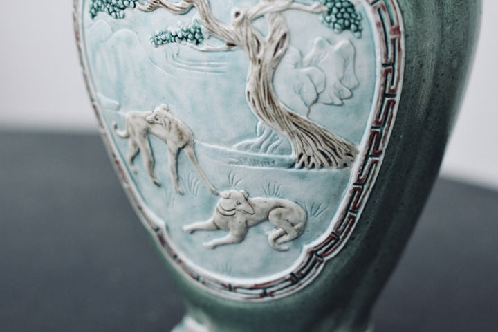 古玩陶瓷綠地淺浮雕細犬圖海棠口瓶真品鑒賞圖