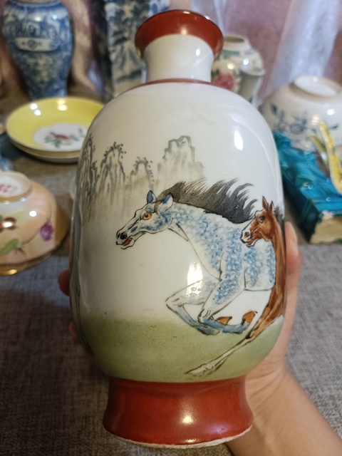古玩陶瓷創匯粉彩駿馬圖撇口瓶拍賣，當前價格2888元