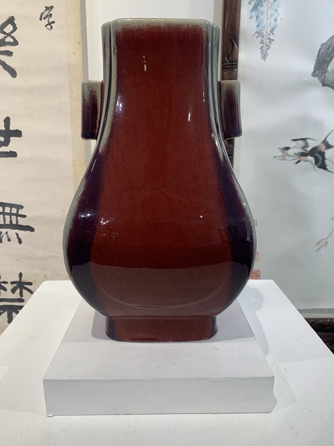 古玩陶瓷光緒官窯紅釉貫耳瓶真品鑒賞圖