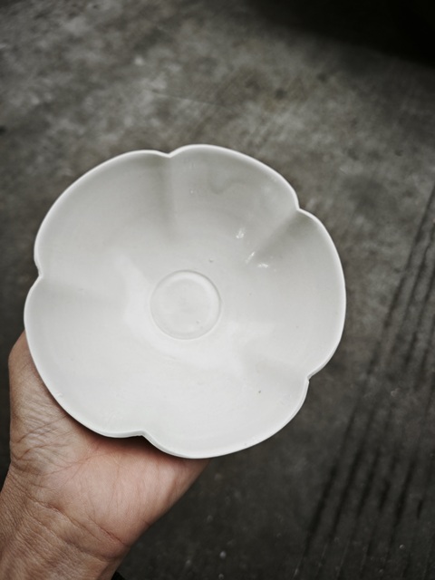 古玩陶瓷邢窯白瓷葵口碗真品鑒賞圖