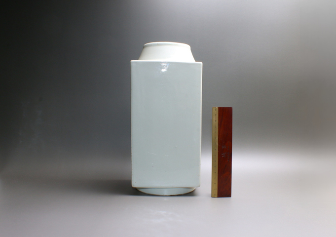 古玩陶瓷清晚期·白釉琮式瓶拍賣，當前價格9000元