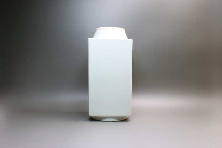 古玩陶瓷清晚期·白釉琮式瓶拍賣，當前價格9000元