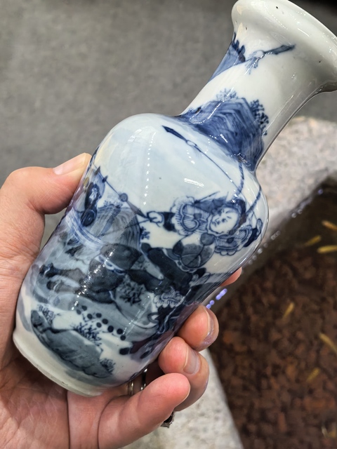 古玩陶瓷清光緒 青花刀馬人物盤口瓶真品鑒賞圖