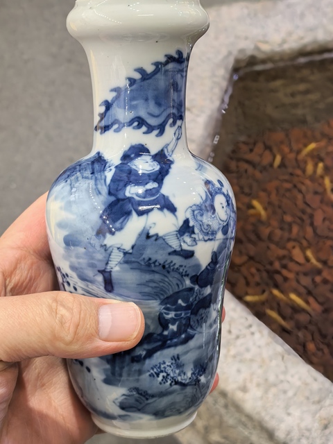 古玩陶瓷清光緒 青花刀馬人物盤口瓶真品鑒賞圖