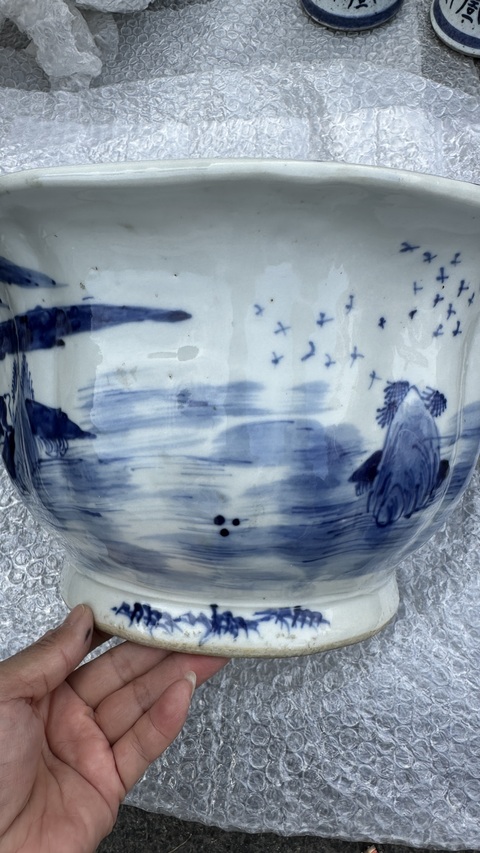 古玩陶瓷山水紋青花花盆真品鑒賞圖