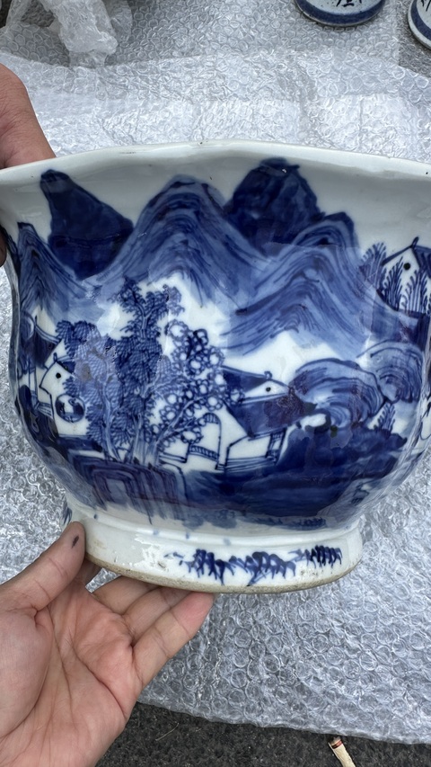 古玩陶瓷山水紋青花花盆真品鑒賞圖