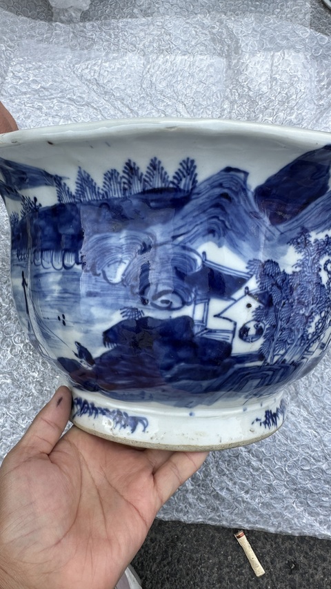 古玩陶瓷山水紋青花花盆真品鑒賞圖