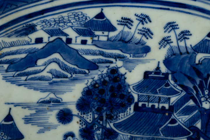 古玩陶瓷清中·青花山水人物紋橢圓盤真品鑒賞圖