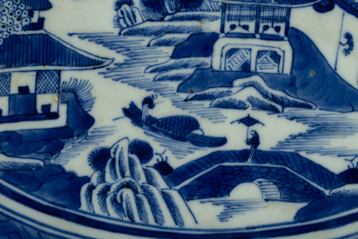 古玩陶瓷清中·青花山水人物紋橢圓盤真品鑒賞圖