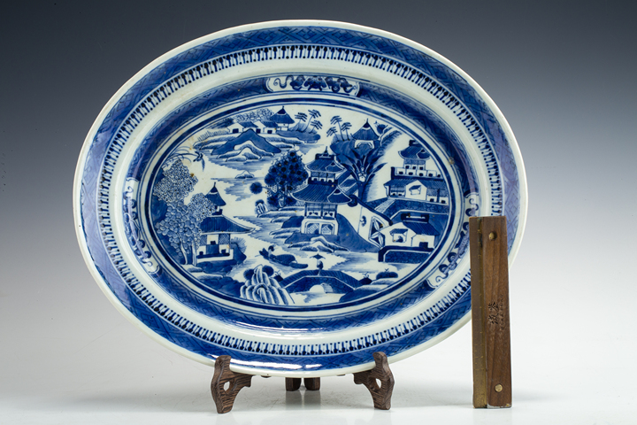 古玩陶瓷清中·青花山水人物紋橢圓盤真品鑒賞圖