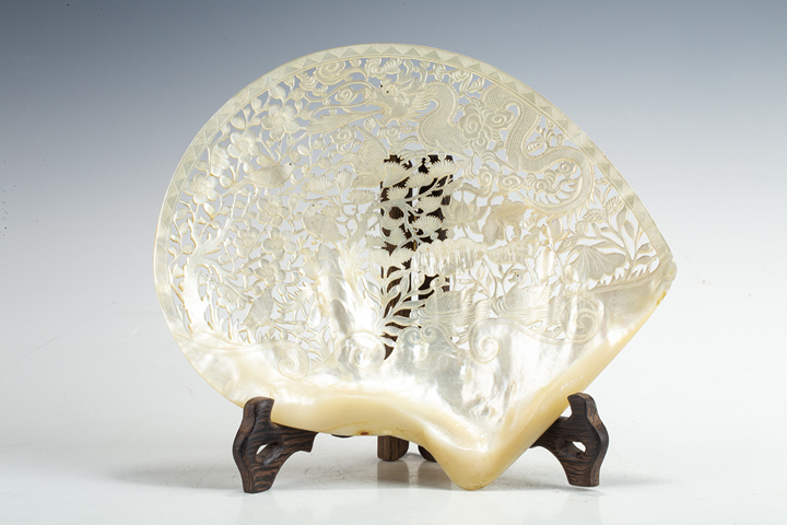 古玩雜項民國·白蝶貝鏤雕喜上眉梢紋擺件真品鑒賞圖