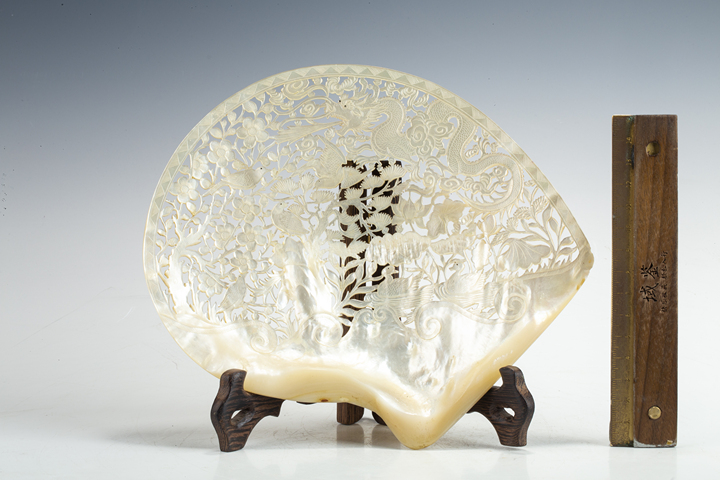 古玩雜項民國·白蝶貝鏤雕喜上眉梢紋擺件真品鑒賞圖