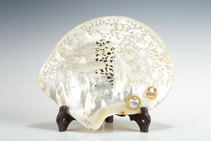 古玩雜項民國·白蝶貝鏤雕喜上眉梢紋擺件真品鑒賞圖