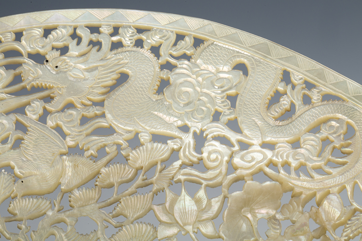 古玩雜項民國·白蝶貝鏤雕喜上眉梢紋擺件真品鑒賞圖