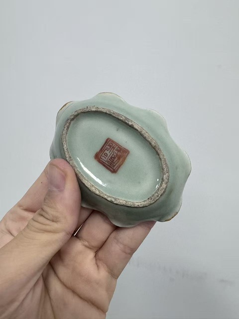 古玩陶瓷同治青釉小筆舔真品鑒賞圖