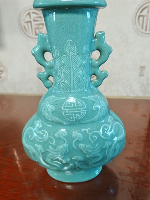 古玩陶瓷松石綠釉龍紋雙耳瓶真品鑒賞圖