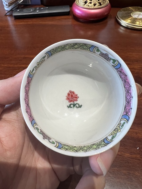 古玩陶瓷粉彩人物杯真品鑒賞圖