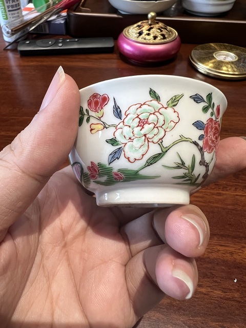 古玩陶瓷粉彩人物杯真品鑒賞圖