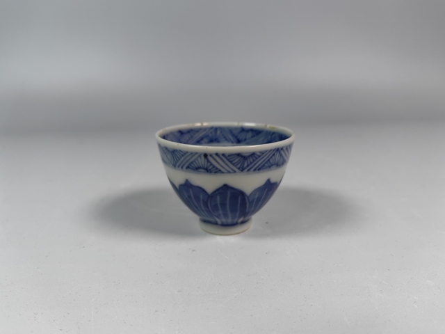古玩陶瓷清早纏枝花卉仰蓮紋雞心杯真品鑒賞圖