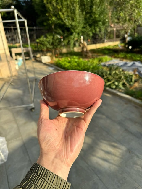 古玩陶瓷紅釉碗真品鑒賞圖