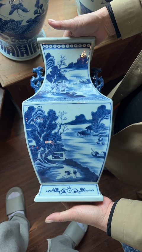 古玩陶瓷山水紋青花四方雙耳瓶真品鑒賞圖